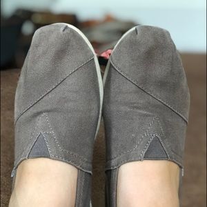 Grey toms